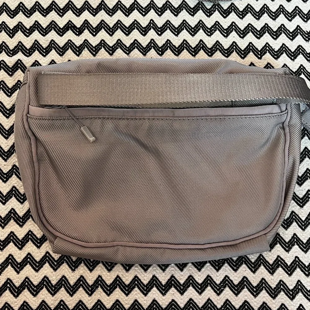 Dark Chrome lululemon Go Lightly Belt Bag - Picture 6 of 11